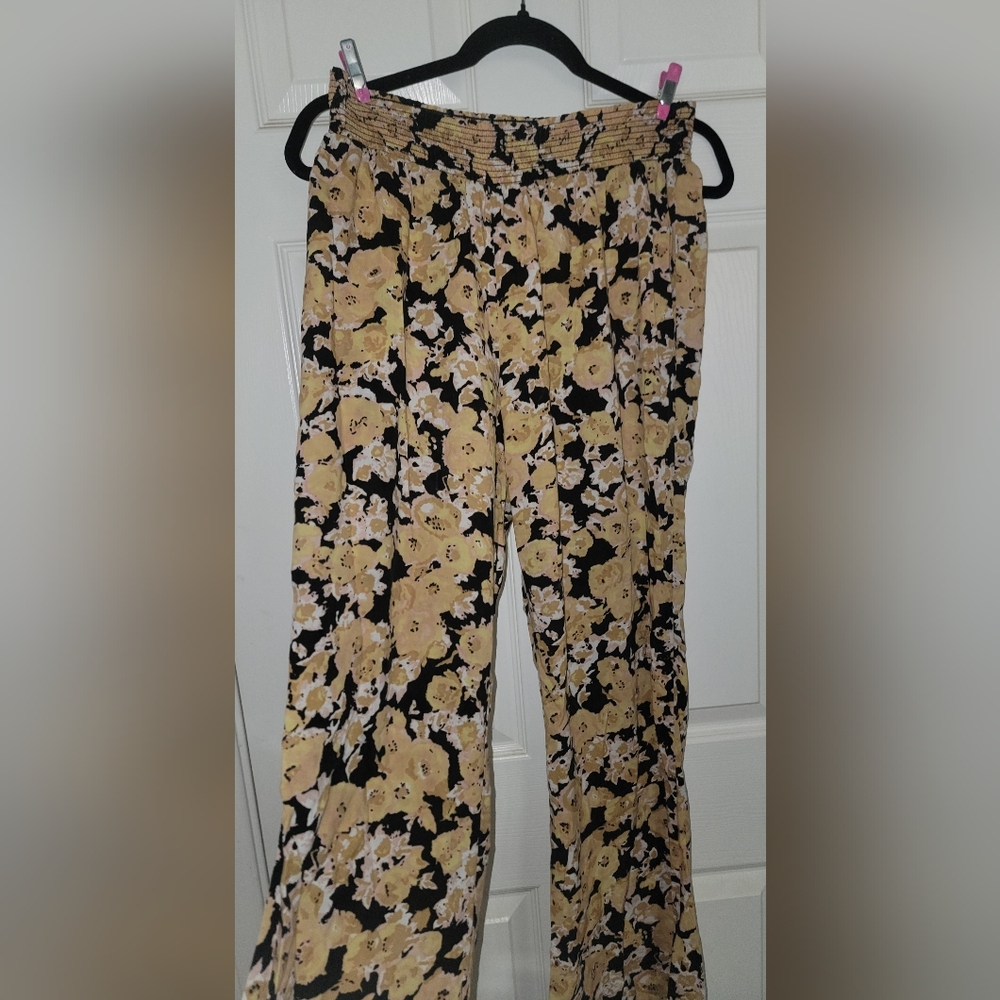 Volcom Black and Yellow Floral Boot-Cut Pants 🌼🖤